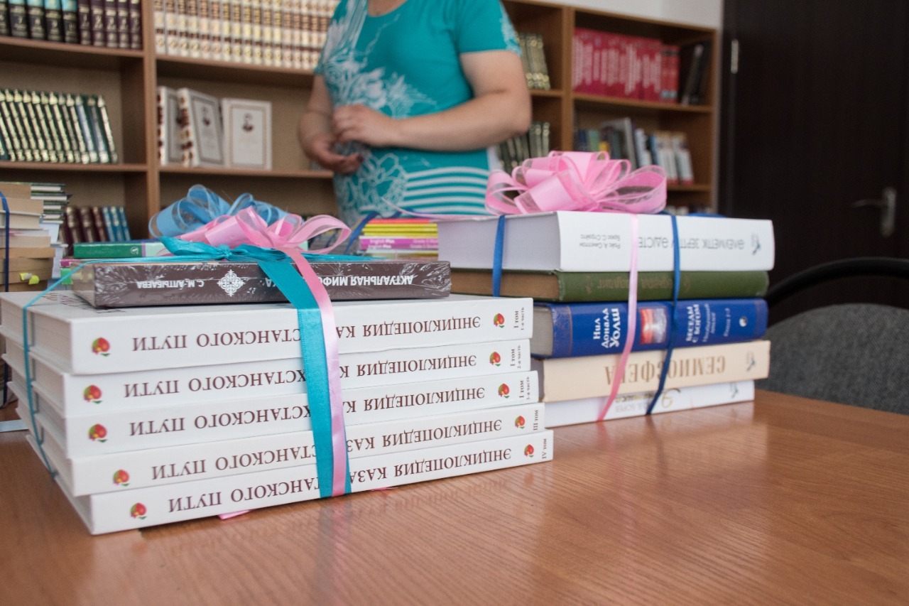 Более 100 книг и журналов передали в библиотеку Дома культуры с.Кабанбай батыра в рамках акции «Ауылыма кітап»